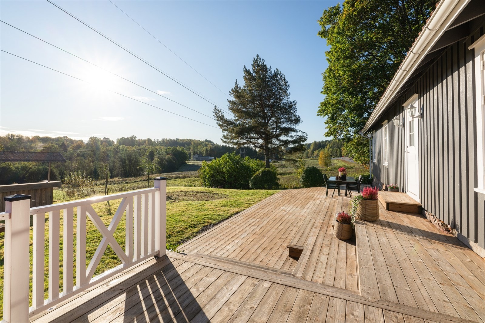 Det er flotte turområder i umiddelbar nærhet med blant annet Ulvsvann og Gulsetmarka med blåmerkede siter like uten for døren. Galleribilde