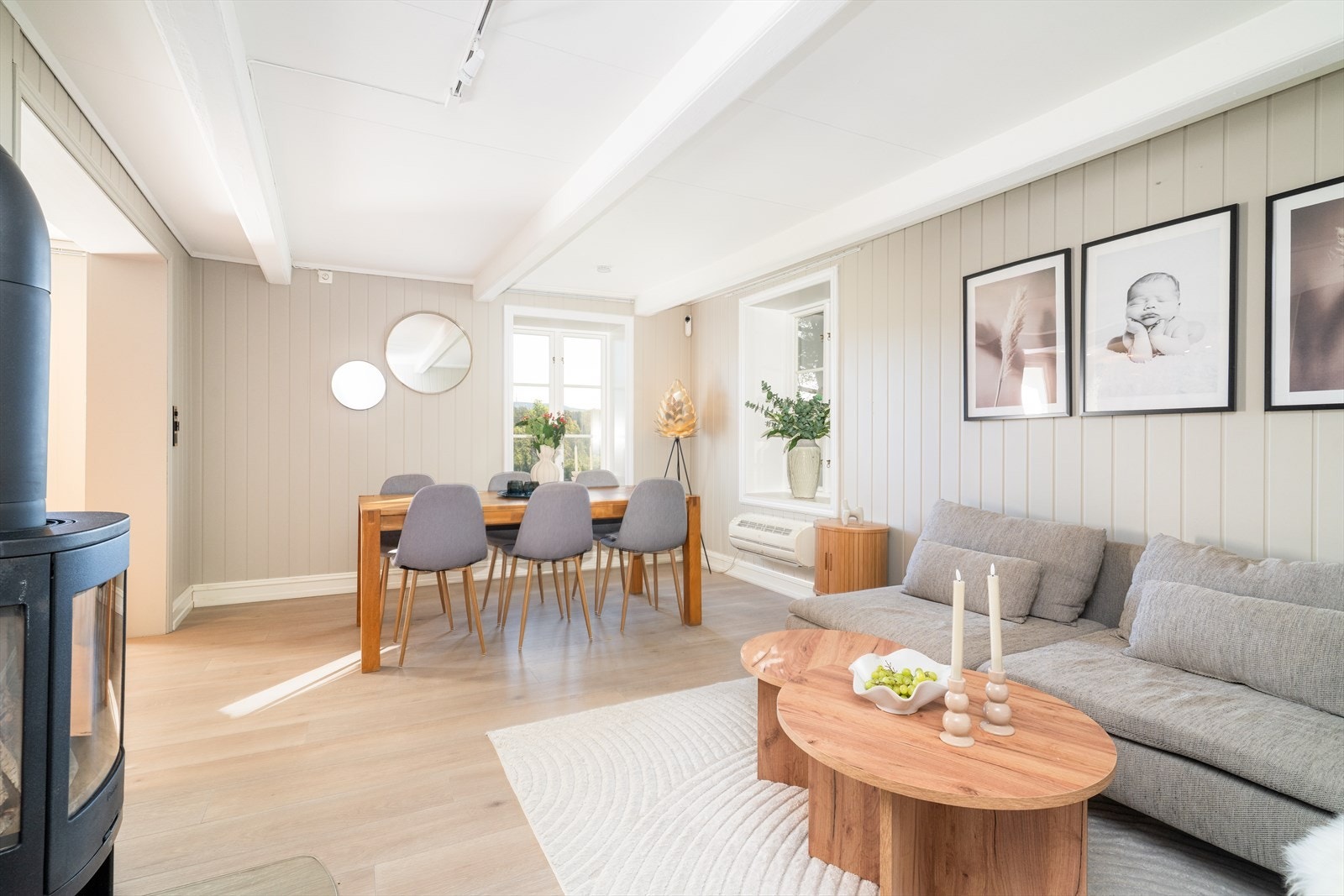 Stuen er lys og trivelig med gode vindusflater som slipper inn rikelig med naturlig lys. Galleribilde