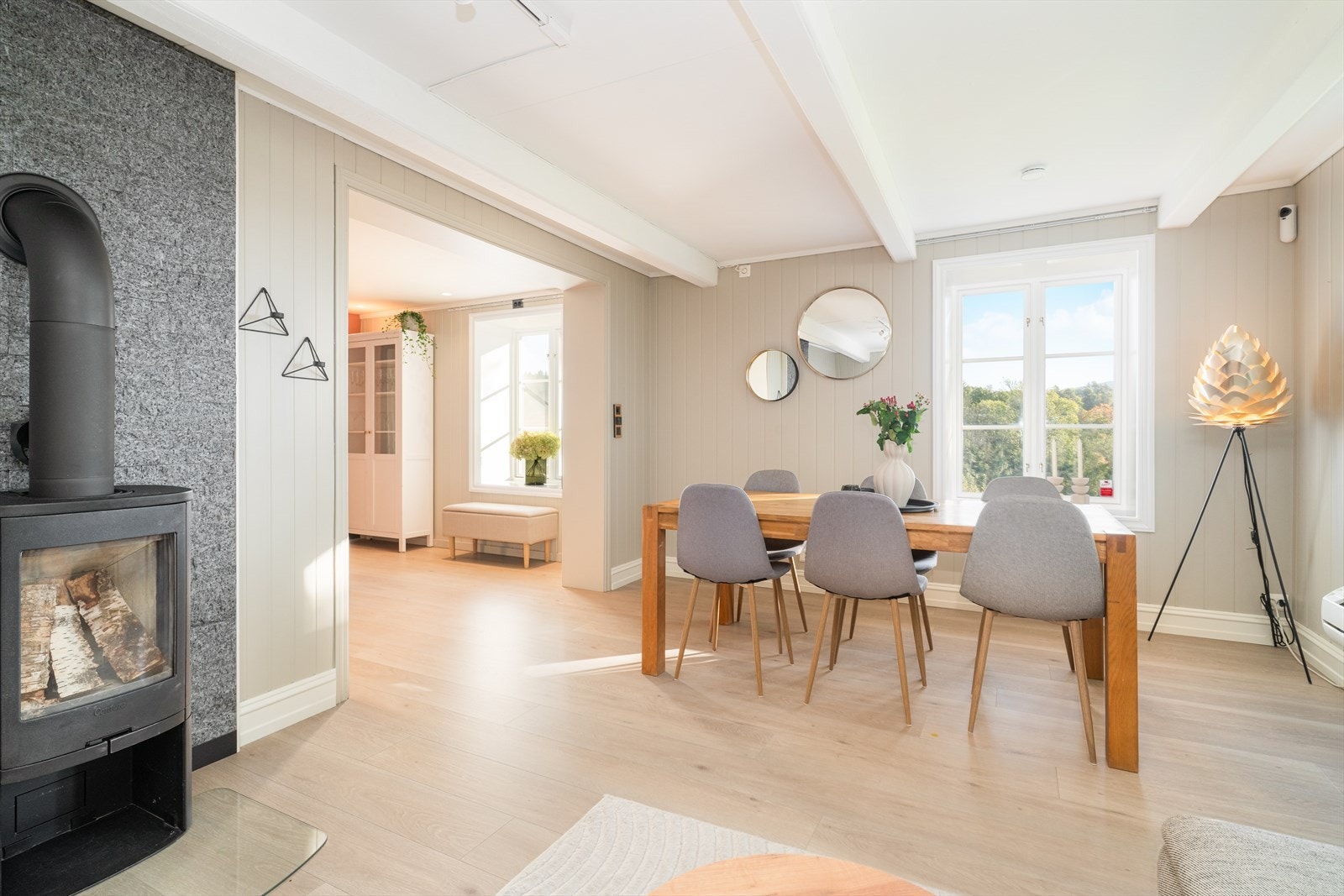 Alle gulv i første etasje bortsett fra soverom og mellomgang har varmekabler i gulv. Galleribilde