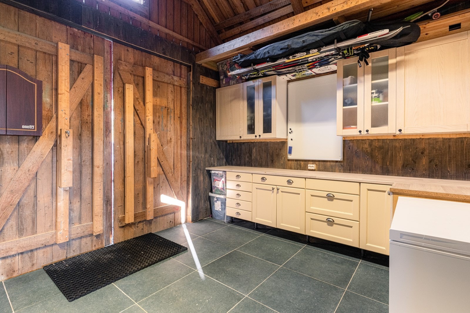 Godt med lagringsplass inne i garasjen/ uthuset. Galleribilde