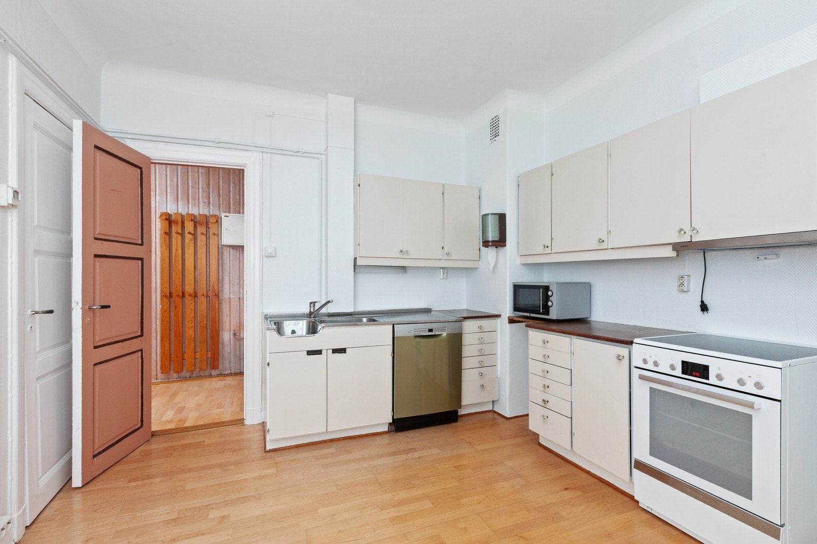 Separat kjøkken med alt av hvitevarer. Her er det utgang til balkong. Galleribilde