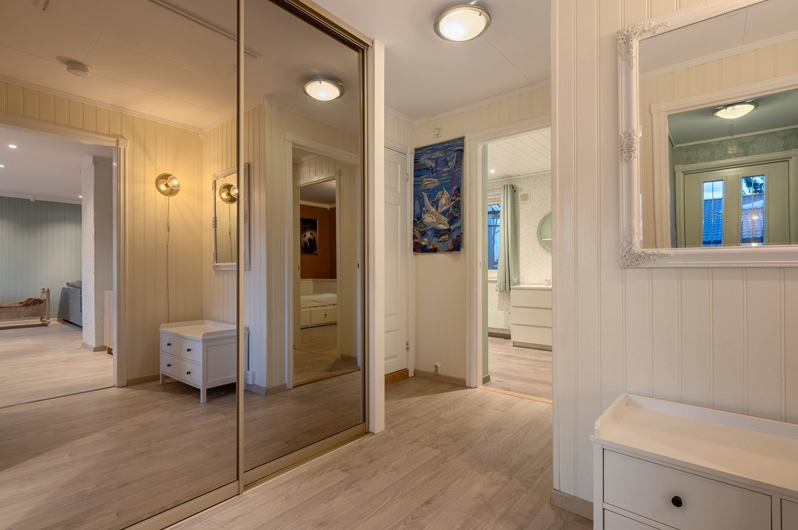 Oversiktelig gang med god skyvedørsgarderobe med speilfronter Galleribilde