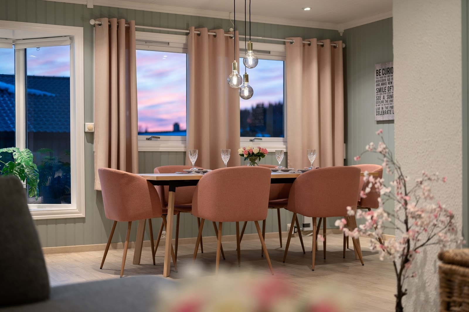 Boligen har vært gjenstand for betydelige oppgraderinger de siste årene og fremstår som innbydende Galleribilde