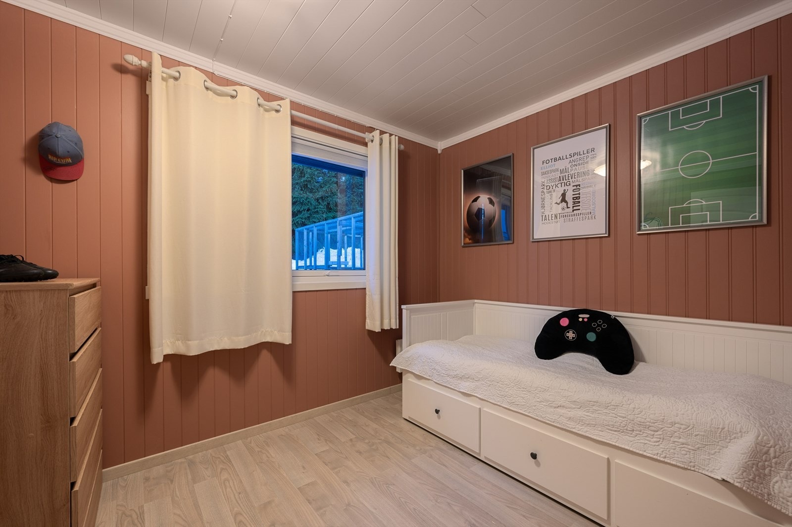 Soverom 2 hovedplan, også her med oppgraderte overflater Galleribilde