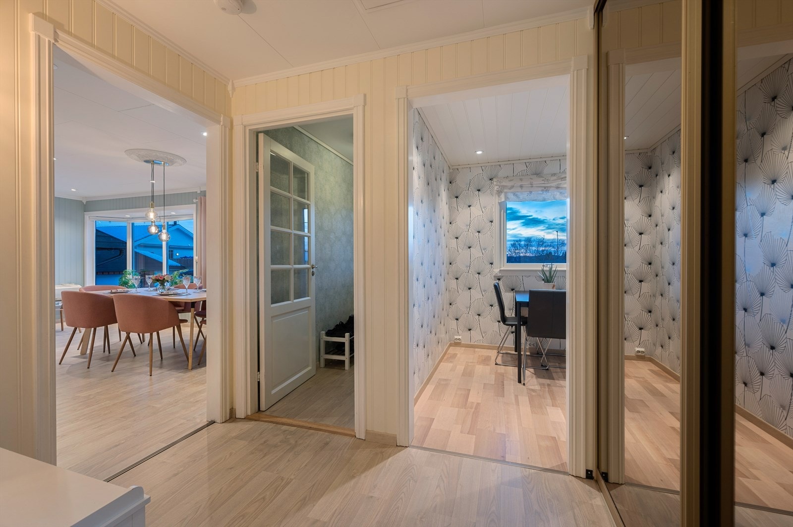 Praktisk mellomdør med glassfelt fra entré Galleribilde