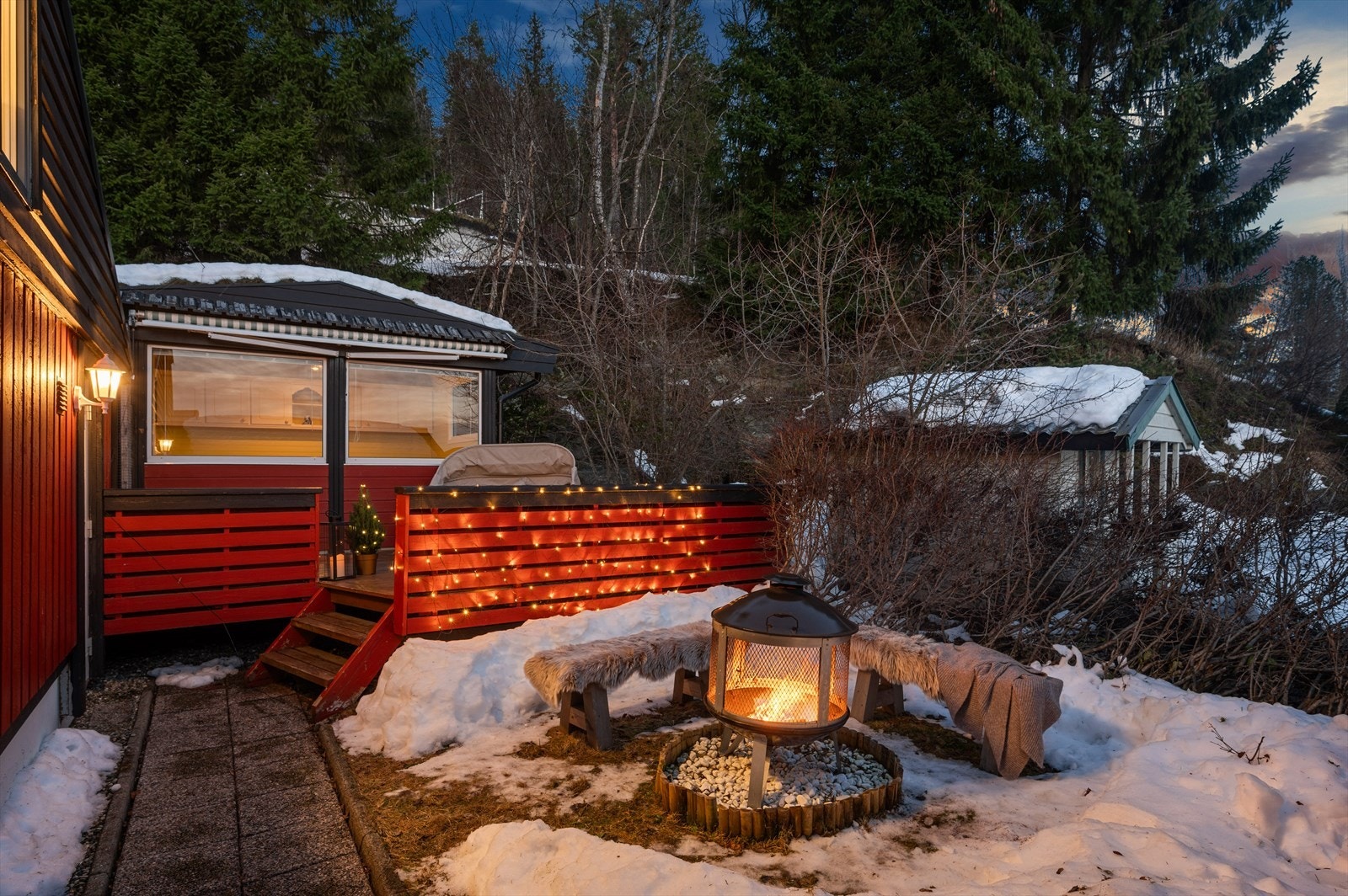 Koselig grillplass man kan nyte sosiale stunder med familien etter en skitur i Bymarka Galleribilde