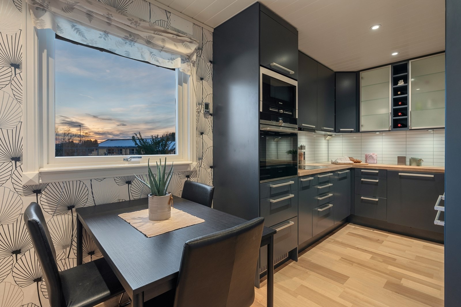 Kjøkken er nytt fra 2016 med integrerte hvitevarer som stekeovn og mikro levert av kvalitetsleverandøren Siemens samt platetopp, oppvaskmaskin og kombiskap kjøl/frys Galleribilde