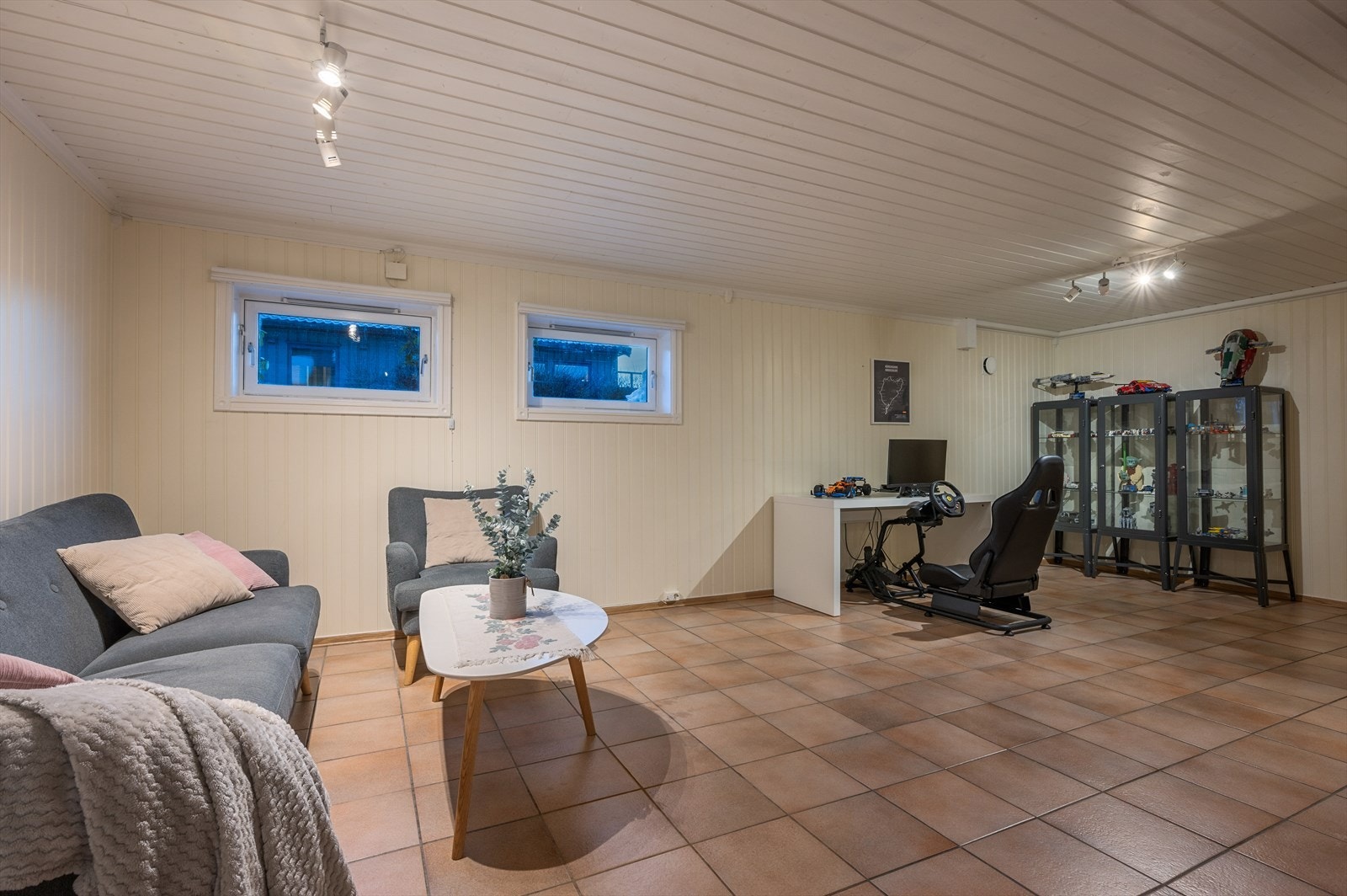 Rom i kjeller er opprinnelig disponibelt rom men er i dag innredet og brukst som kjellerstue. Rommet har flis på gulv med behagelig gulvvarme Galleribilde