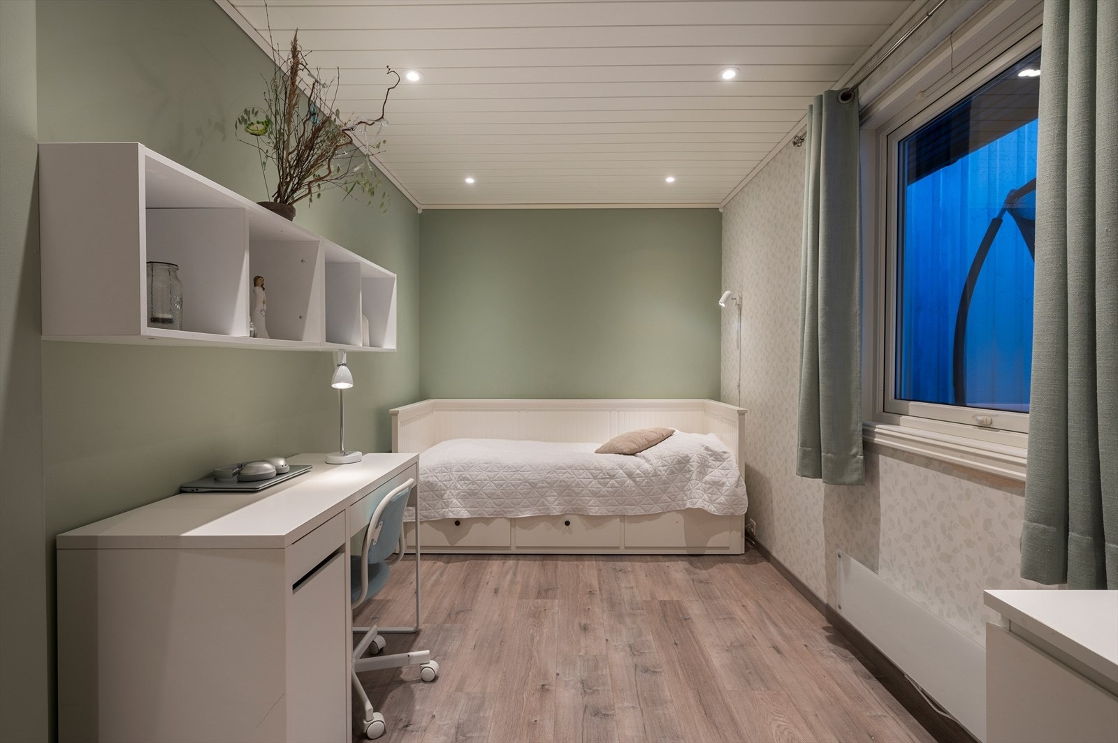 Soverom hovedplan med fine overflater og downlights i himling Galleribilde