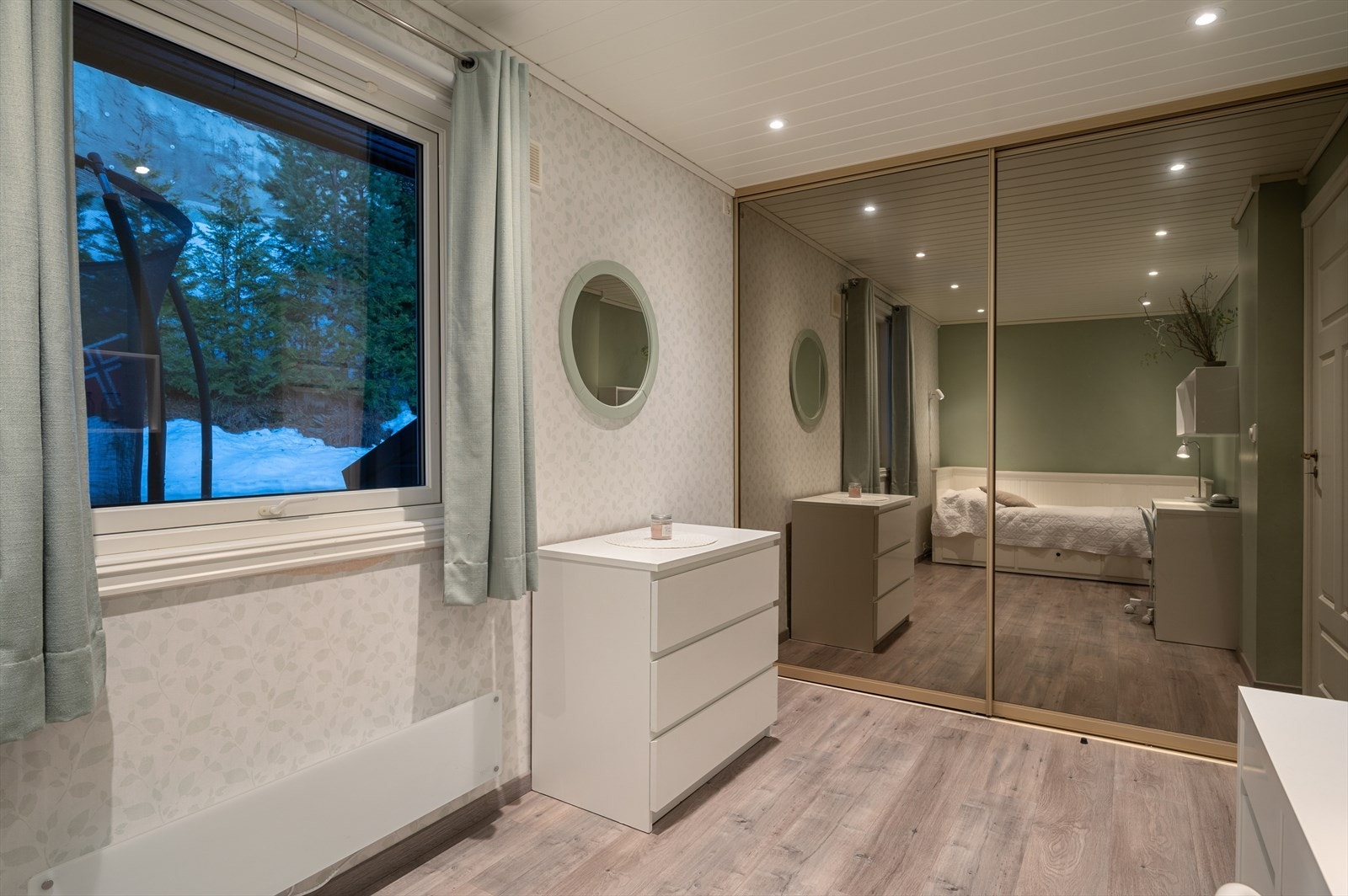 rommet har også god skyvedørsgarderobe med speilfronter Galleribilde