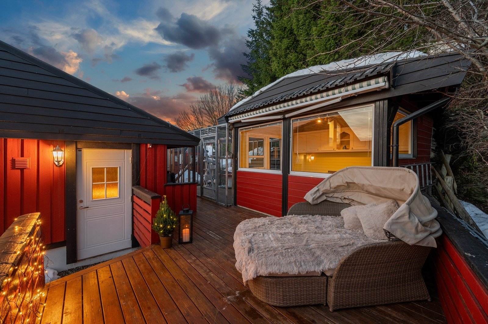 Koselig veranda inn mot hagestue som ble oppgradert i 2025 Galleribilde