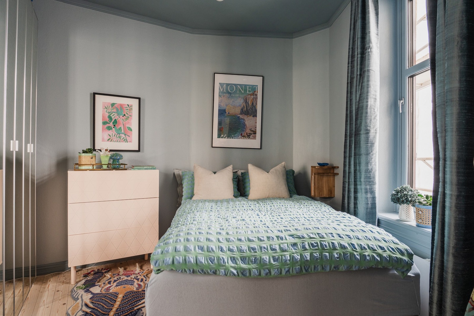 På soverommet er vegger og dør malt i Nordic breeze, mens tak og vindu er malt i Dusky Blue. Galleribilde