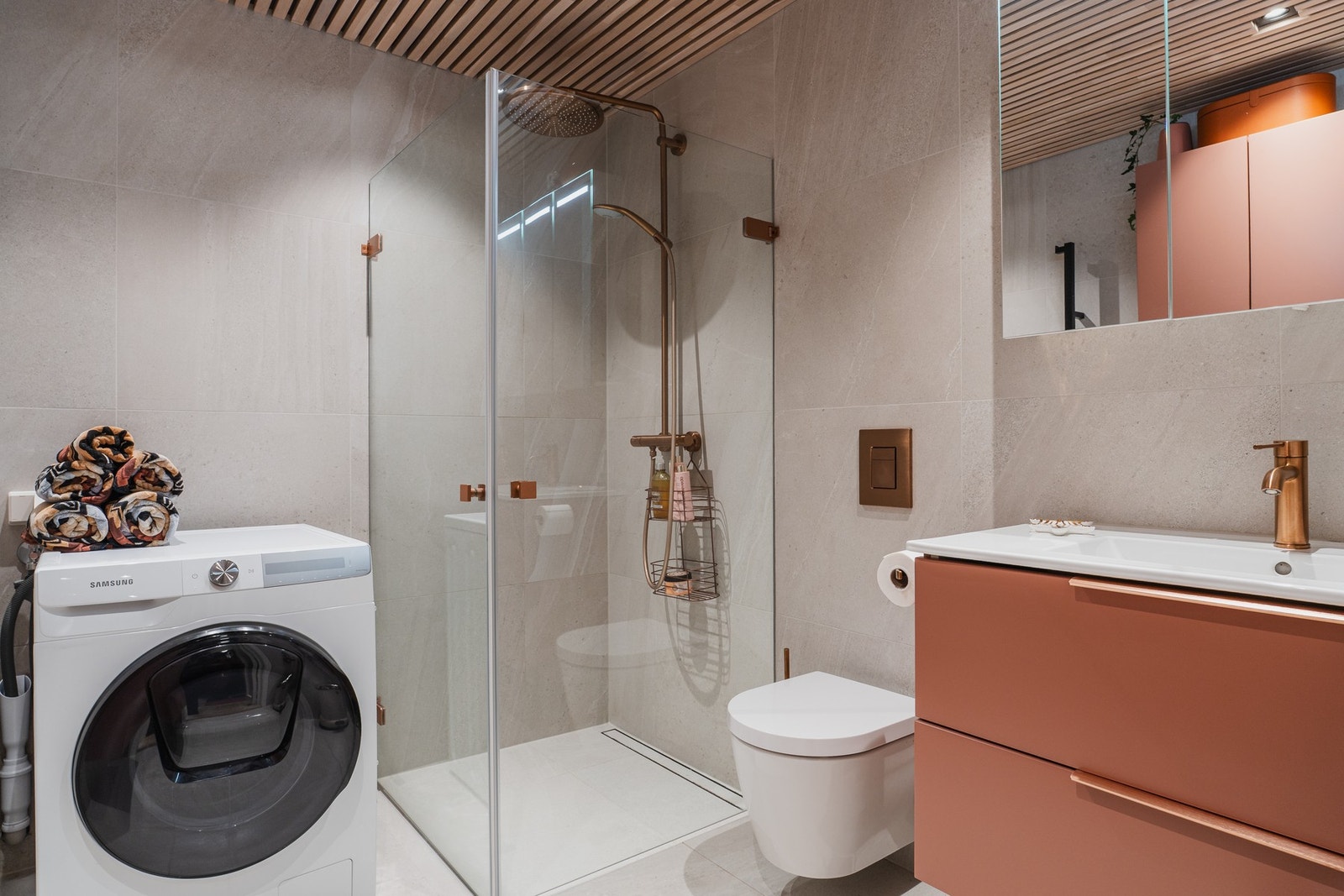 Nyoppusset og meget påkostet baderom. Terrakotta-farget baderomsinnredning fra Viking bad. Galleribilde