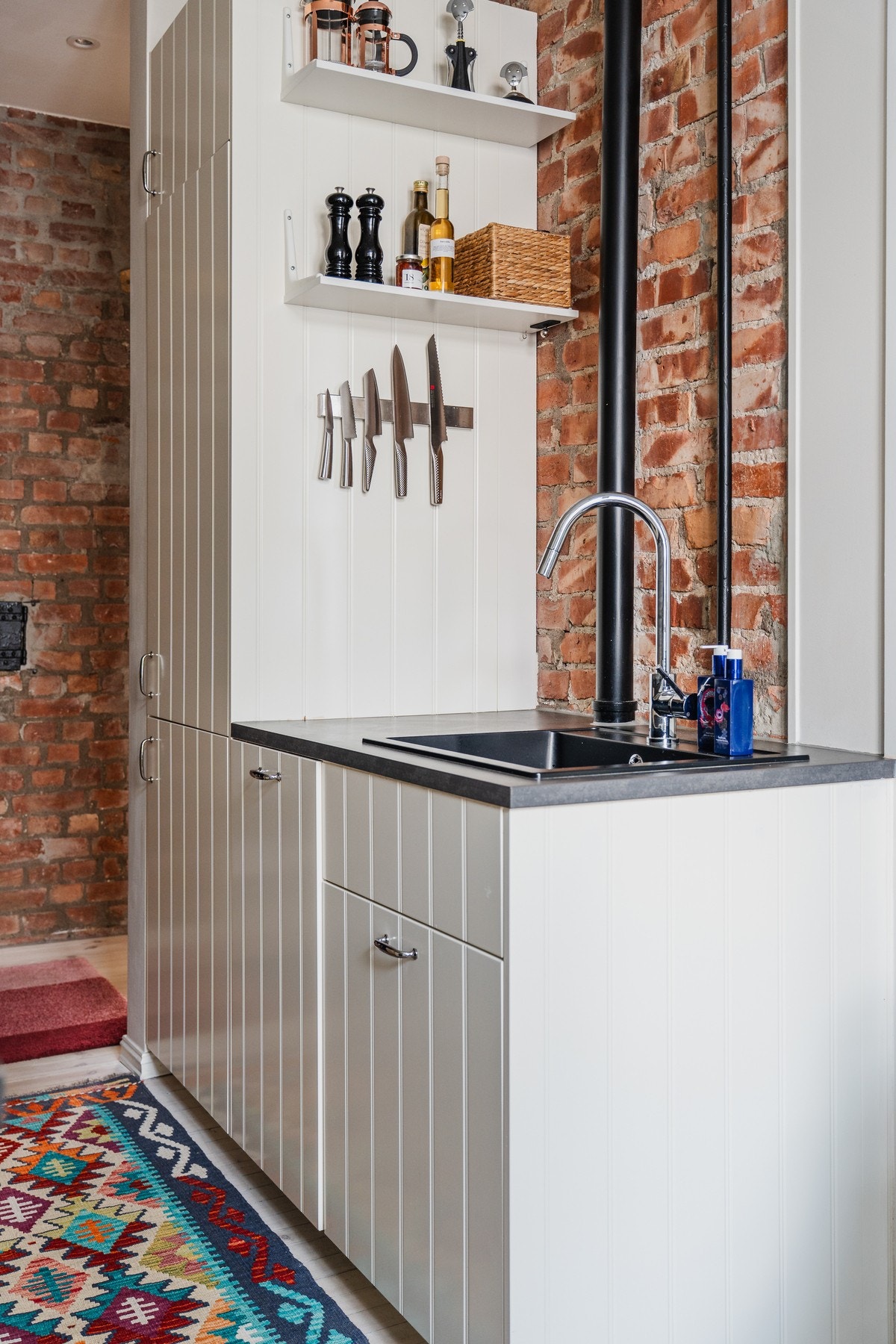 Her er ingenting overlatt til tilfeldighetene. Det er smarte hyller og nisjer for oppbevaring i alle rom. Galleribilde