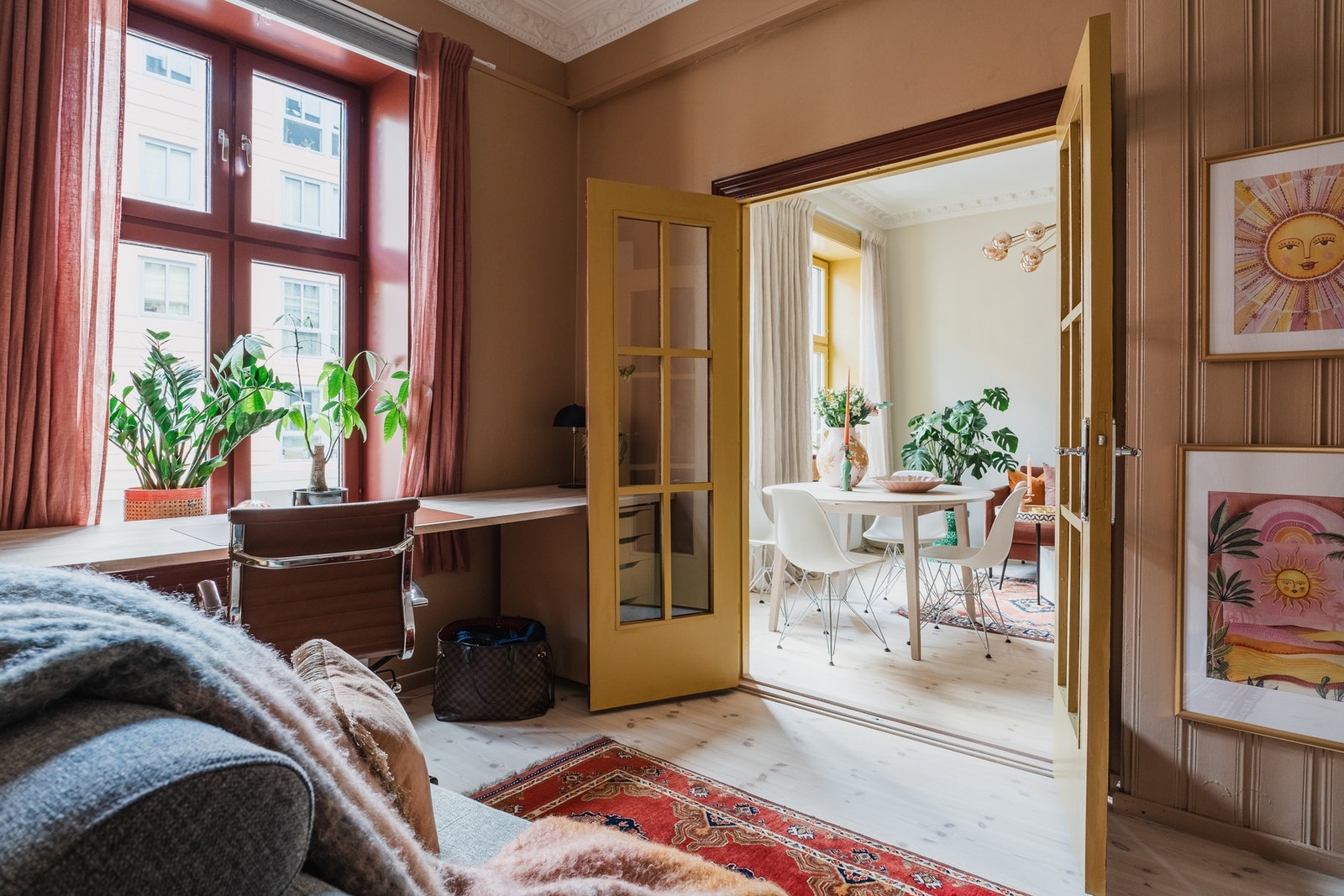 Fargene i leiligheten er nøye utvalgt og inspirert av Koi fargestudio. Galleribilde