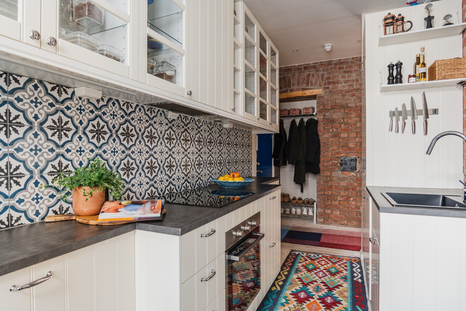 Flott kjøkken med sjarmerende teglstensdetaljer. Galleribilde