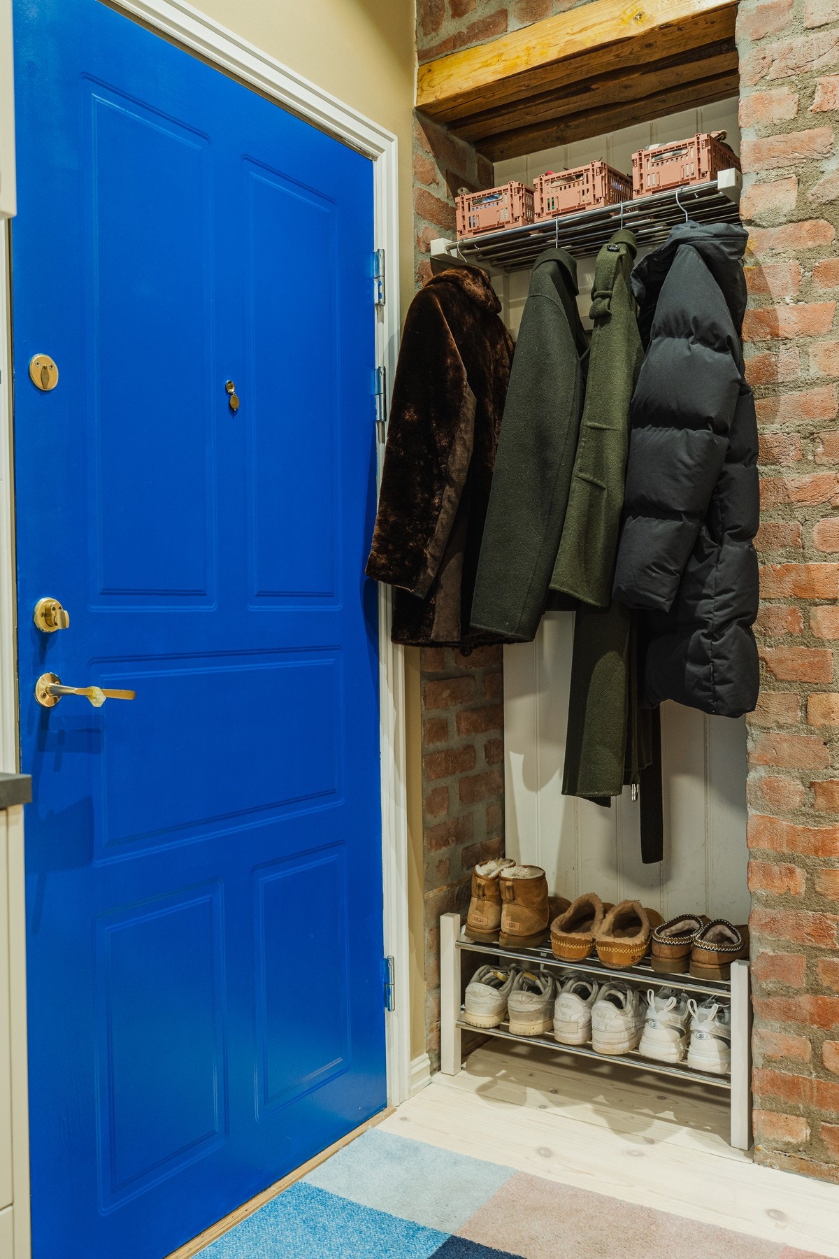 Smart nisje i entré med oppbevaringsløsning. Galleribilde