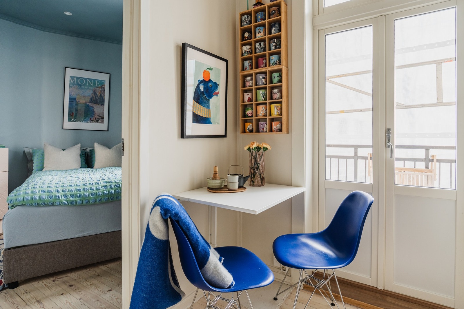 Spiseplass på kjøkkenet. Klaffebordet kan tas opp og ned enkelt for mer plass under matlaging. Galleribilde