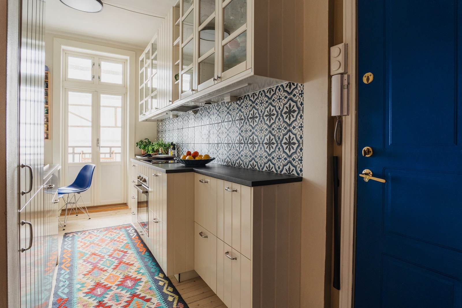 Nydelige, historiske fliser over kjøkkenbenk som komplementerer sjarmen fra byggetiden. Galleribilde