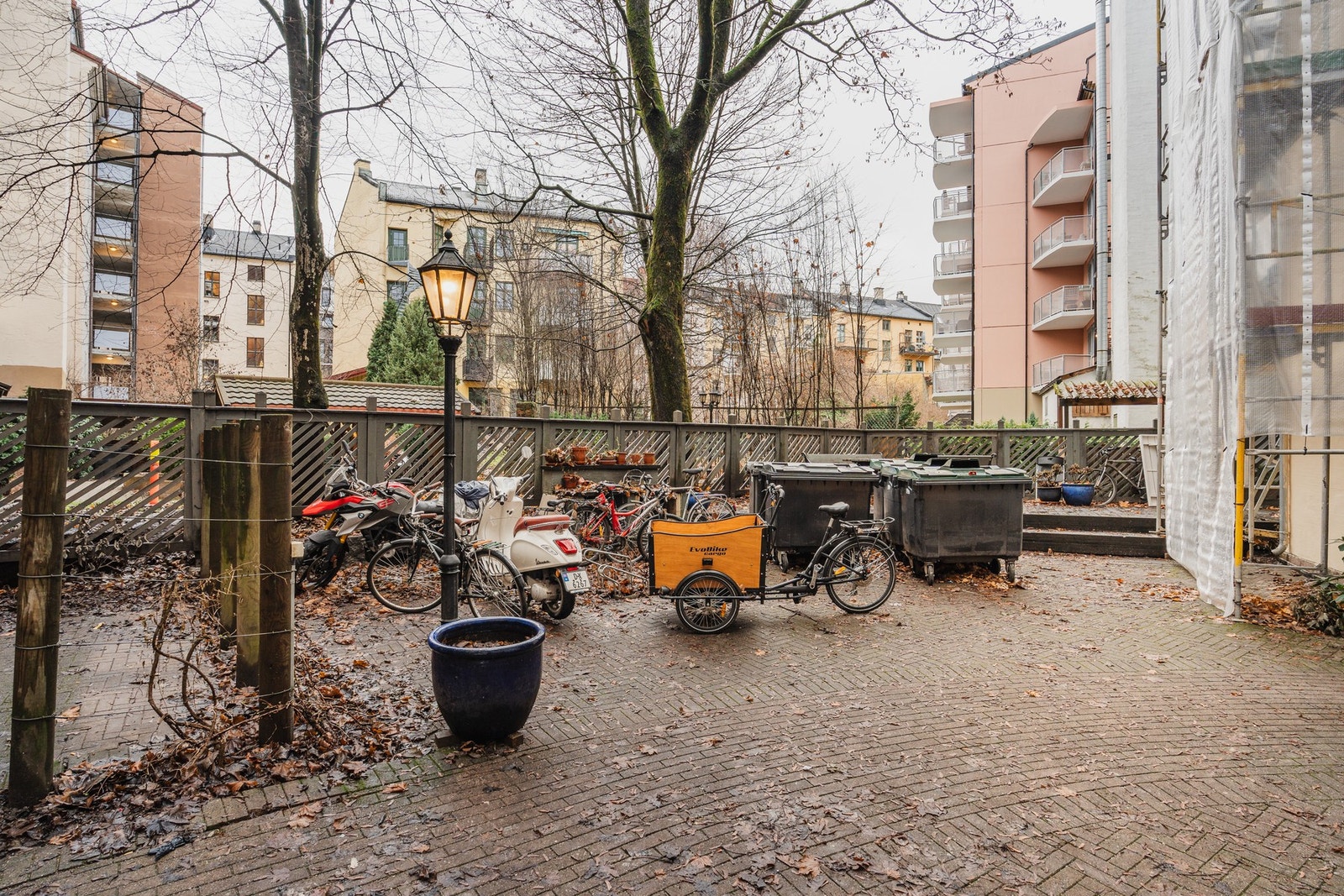 Fasaden er snart ferdig rehabilitert mot bakgården (derav stillas). Galleribilde