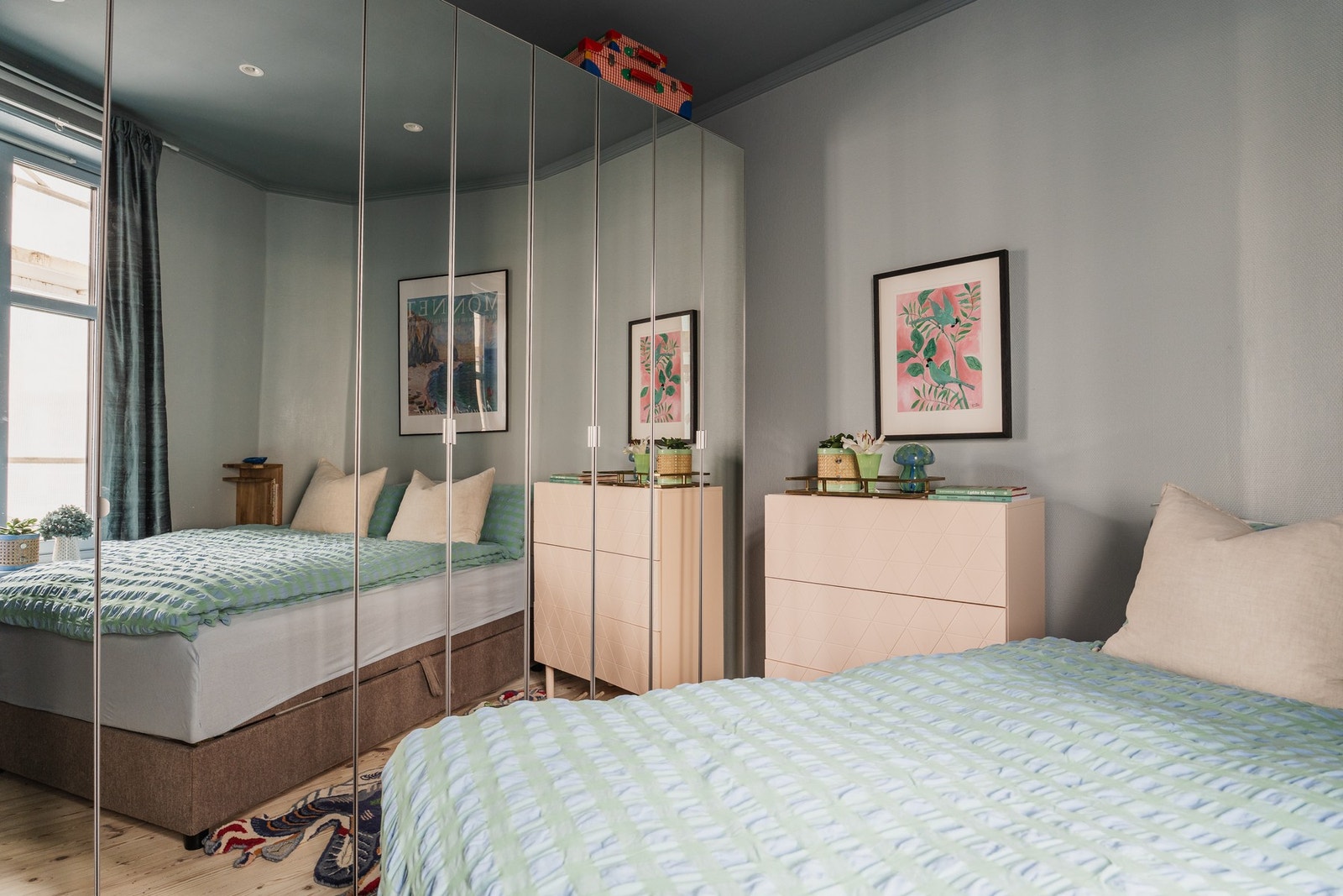 God plass til dobbeltseng, nattbord og garderobeskap. Galleribilde