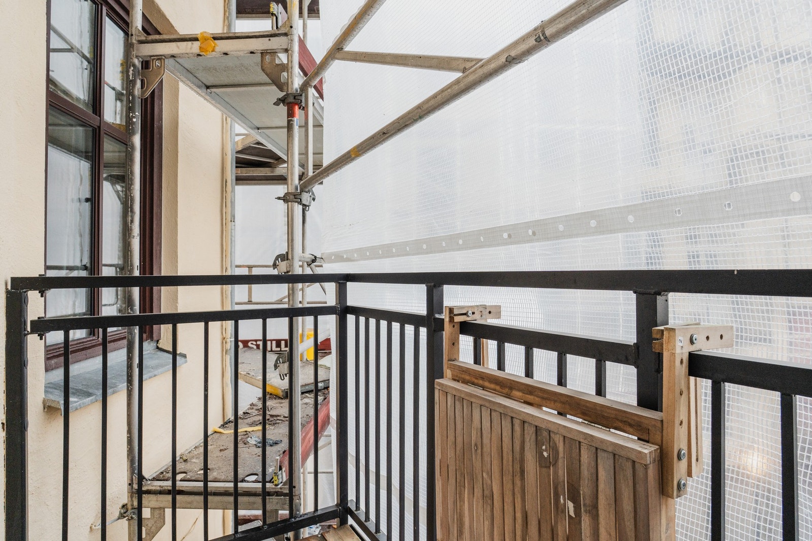 På sommeren er det et stort, grønt tre i bakgården som gir et frodig utsyn. Galleribilde