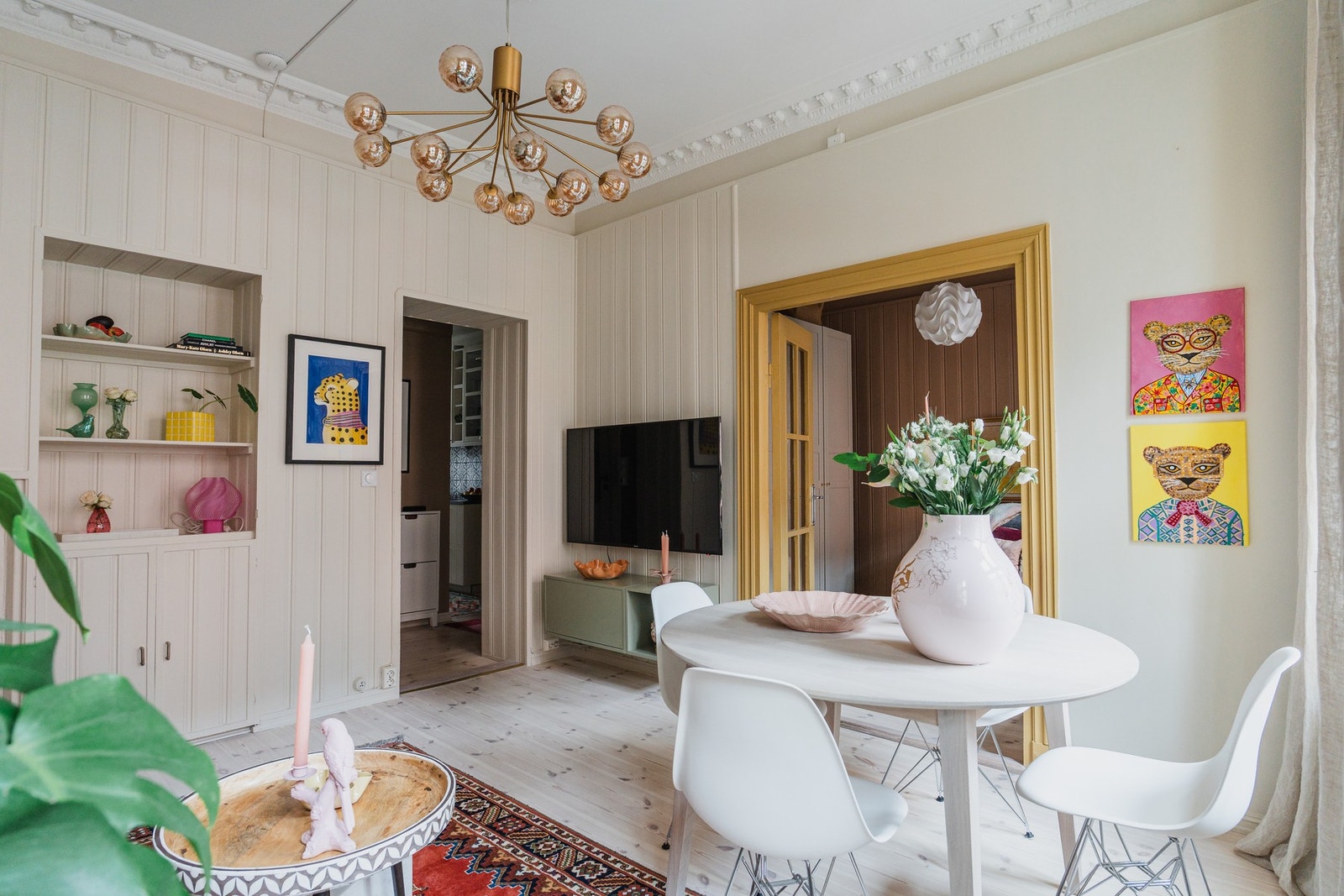 Stukkatur, rosett og originalt tregulv komplementerer det klassiske uttrykket i leiligheten. Sammen med takhøyden på 3 meter gir dette leiligheten en svært god og luftig atmosfære. Galleribilde