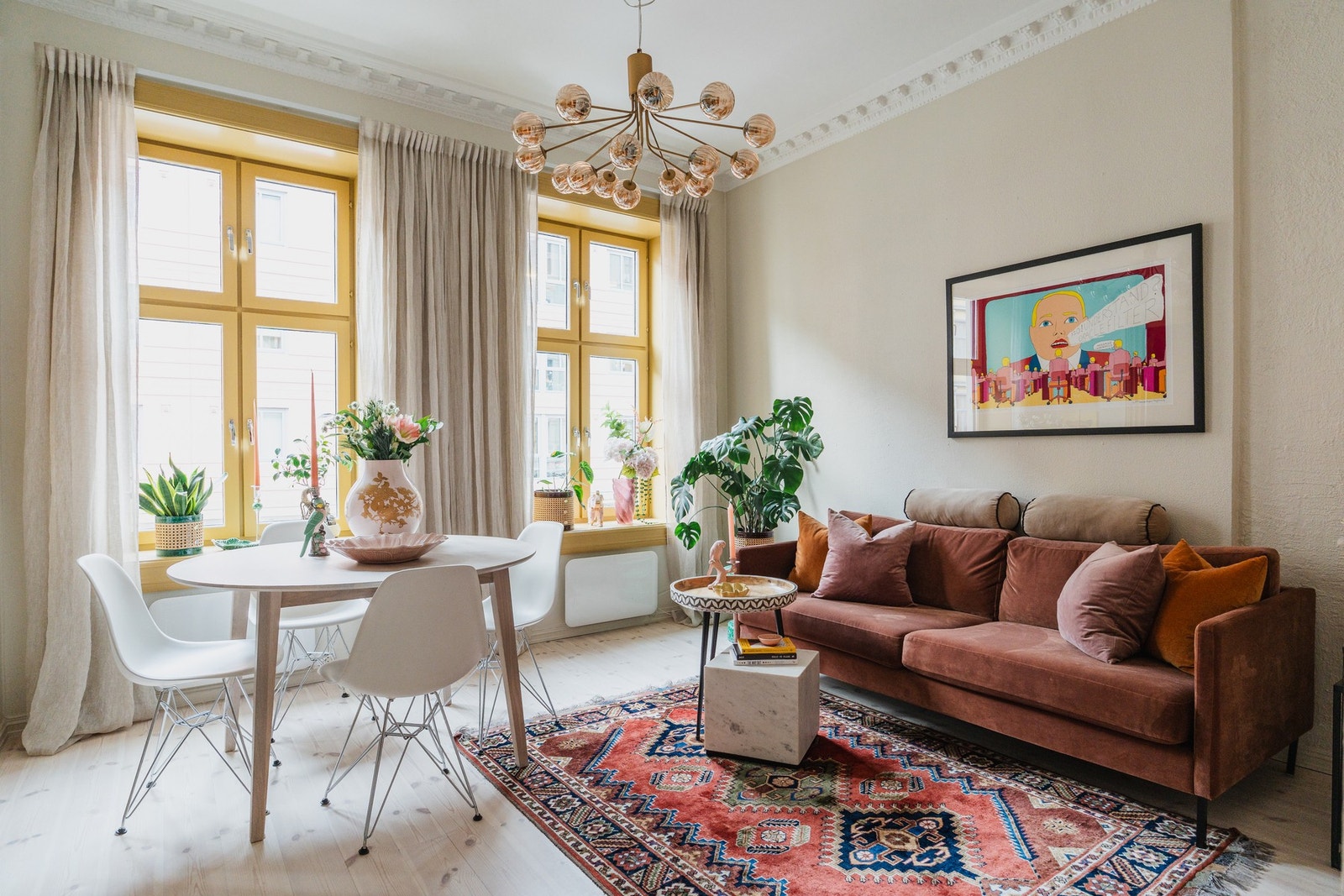 Dype og store vinduskarmer mot syd som slipper inn rikelig med dagslys. Galleribilde