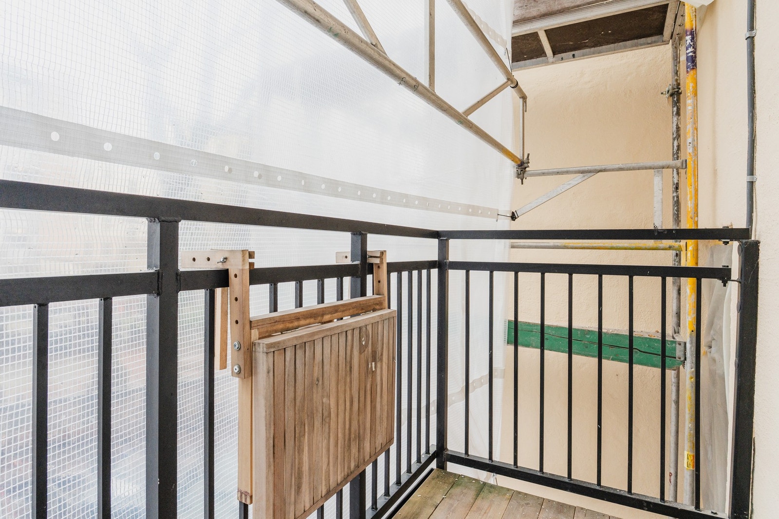 Balkongen vender mot stille og rolig bakgård. Galleribilde