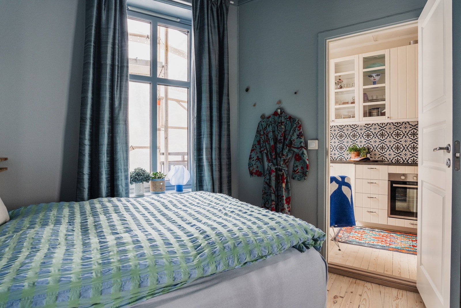 Soverom vender mot rolig bakgård. Galleribilde