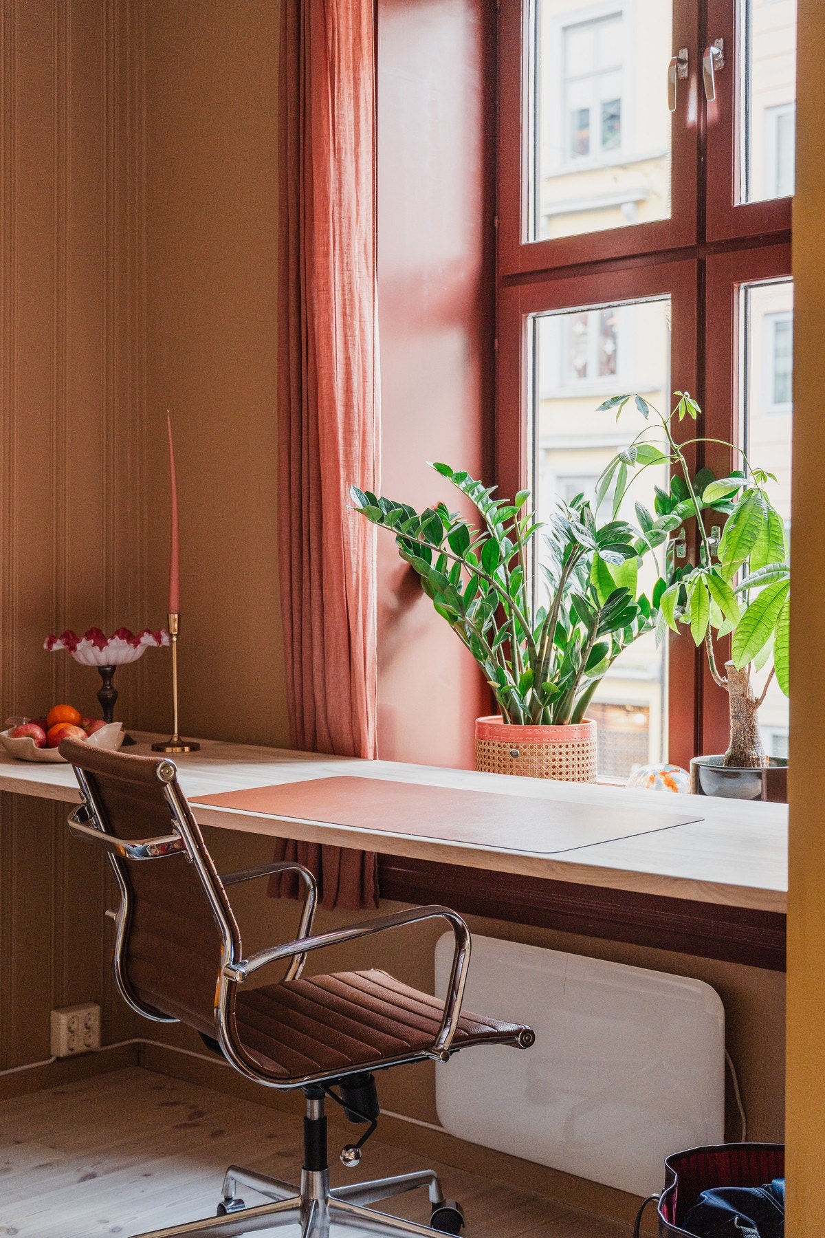 Dype vinduskarmer og store vindusflater gjør at alle rom oppleves lyse og luftige. Galleribilde