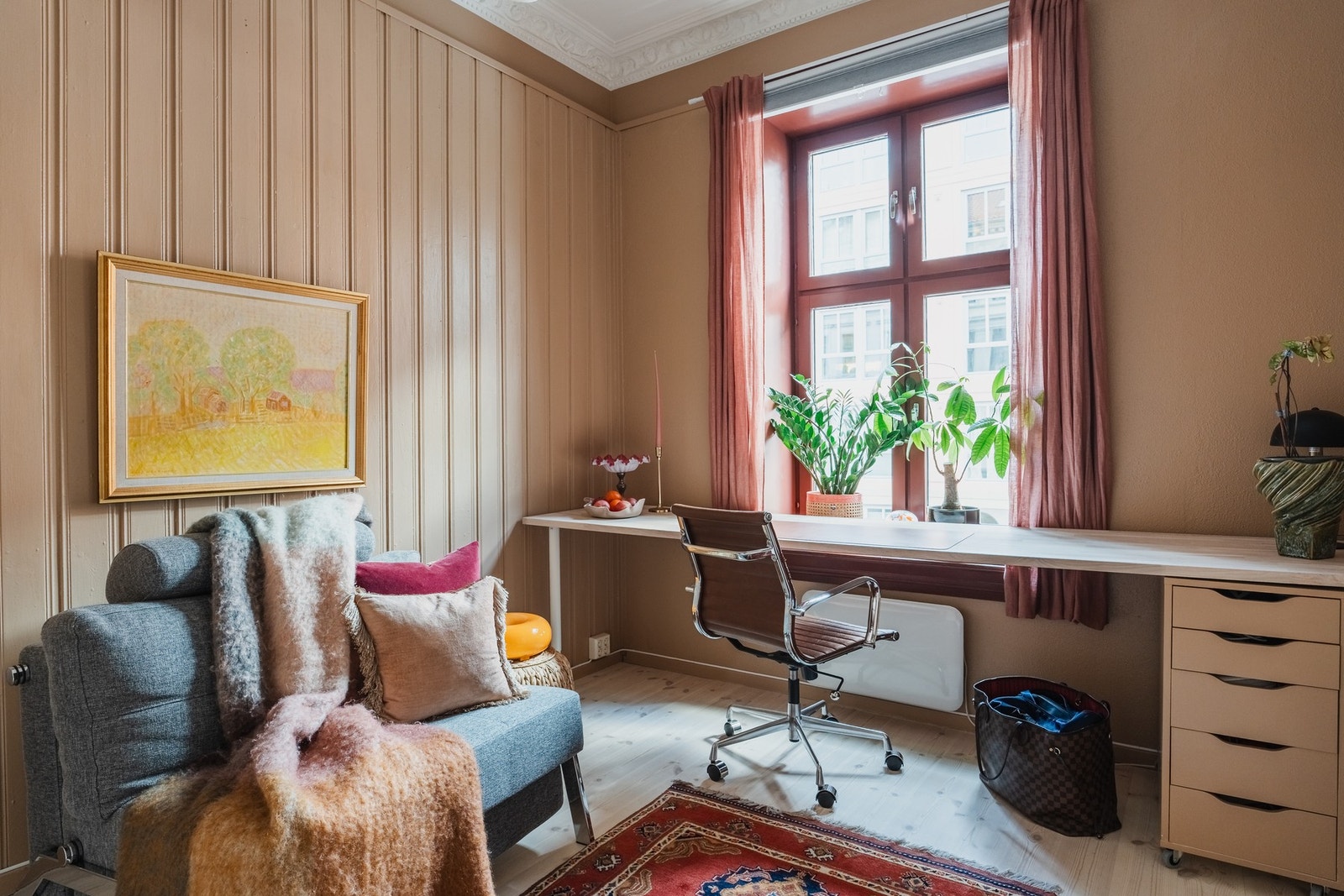 Leiligheten er smakfullt oppgradert, samtidig som den klassiske sjarmen fra byggeåret er bevart. Galleribilde