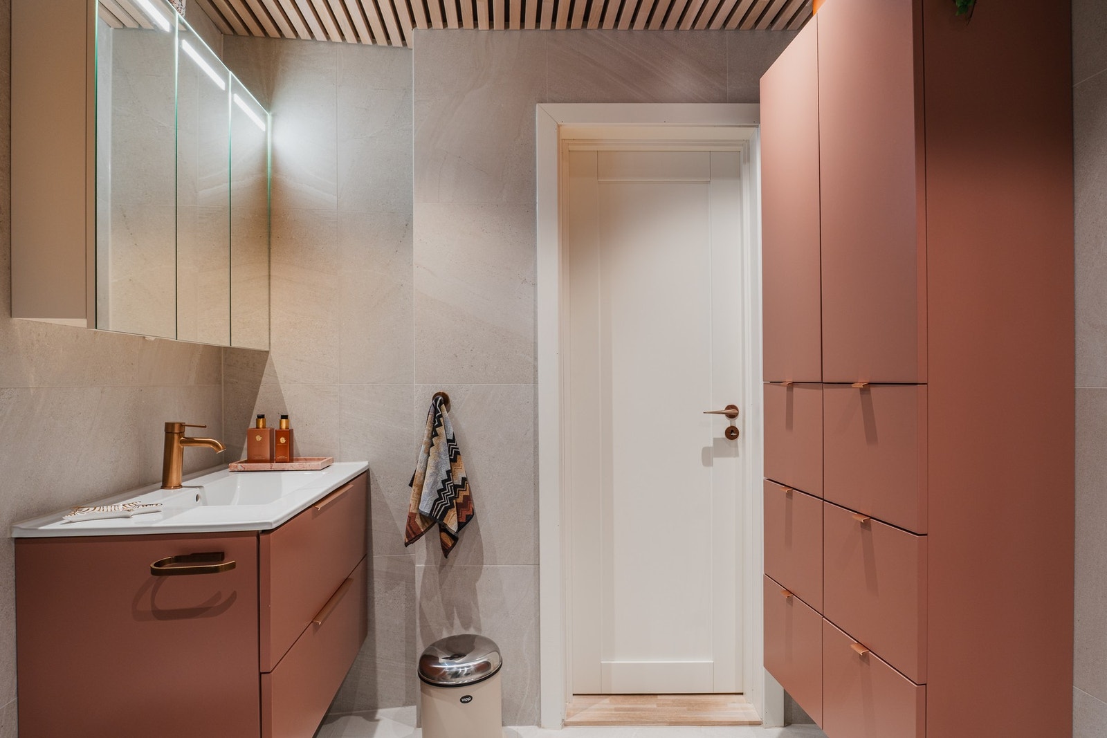 Innredning og oppbevaringsskap i lekker terrakottafarge. Meget god oppbevaringsplass i doble høyskap. Galleribilde