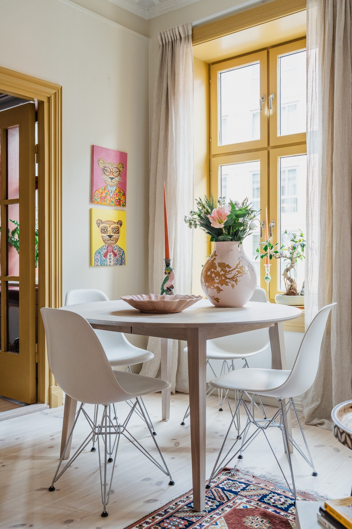 Lys og romslig stue med plass til både sofagruppe og spisestue. Galleribilde