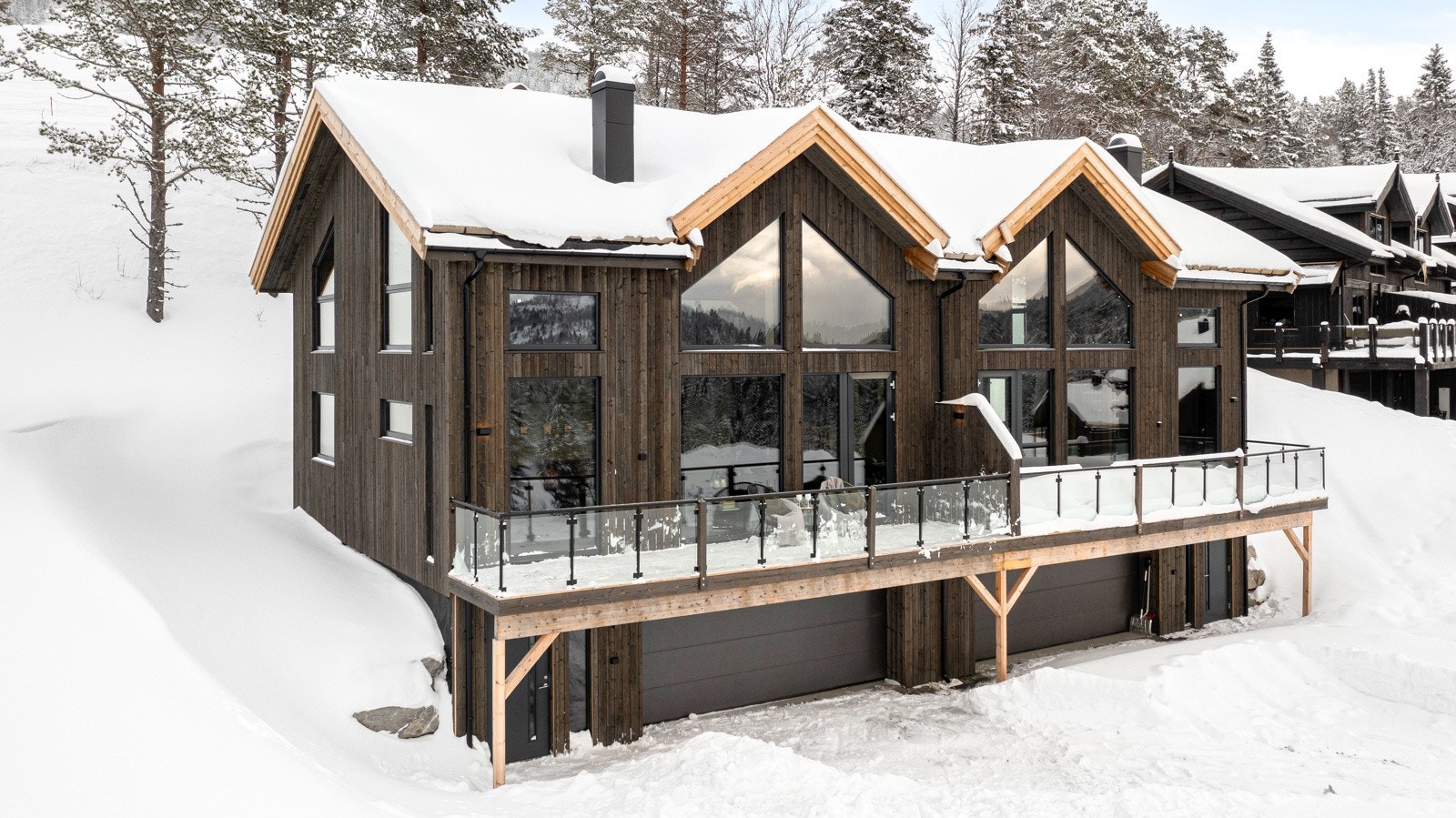 Høy komfort med blant annet garasje til to biler. Hytta ligger 870 moh og har en helt eventyrlig utsikt i alle retninger Galleribilde