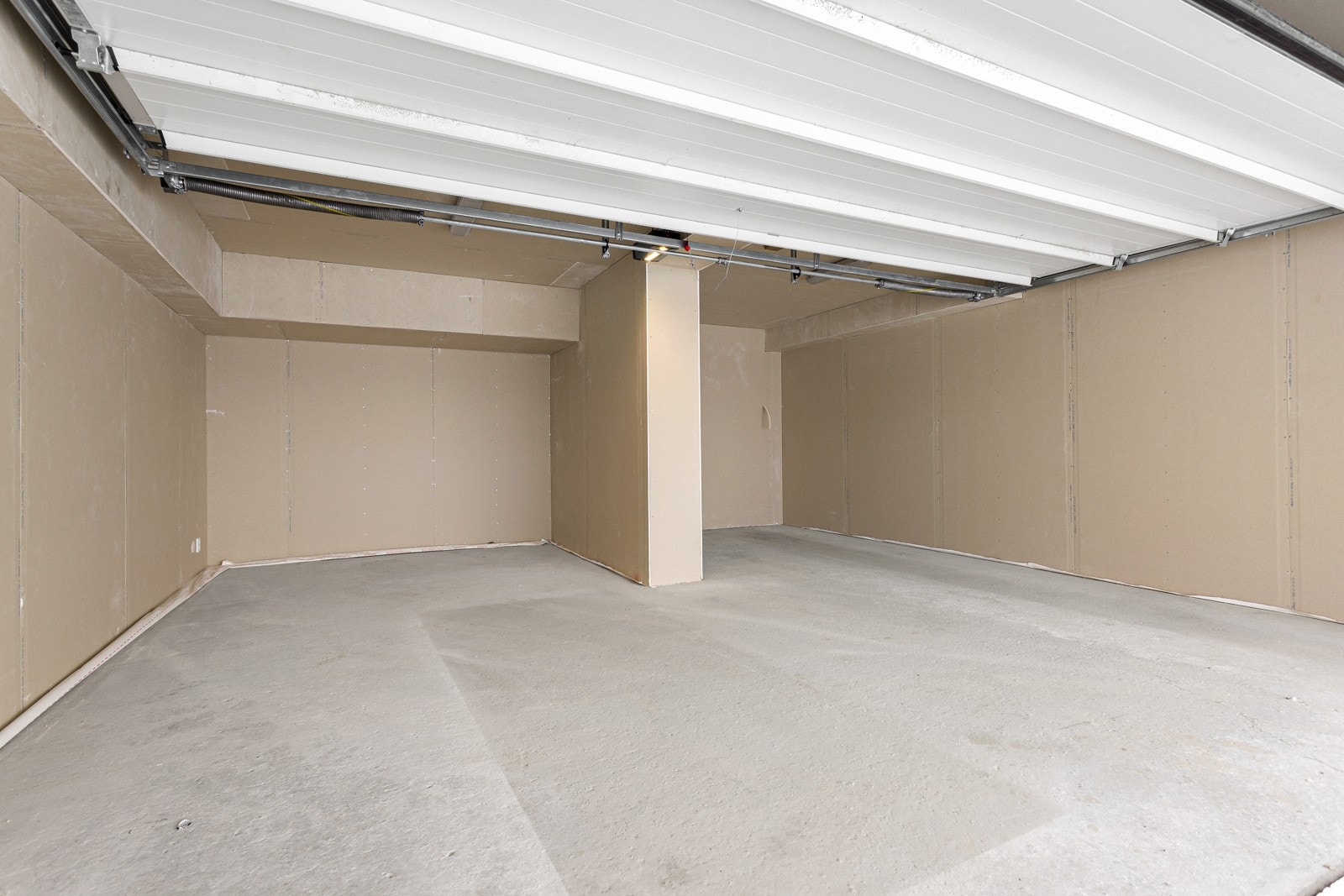 Romslig garasje med elektrisk port og betonggulv. Garasjen rommer plass til to biler, samt oppbevaring av ved, utstyr og ski. Galleribilde