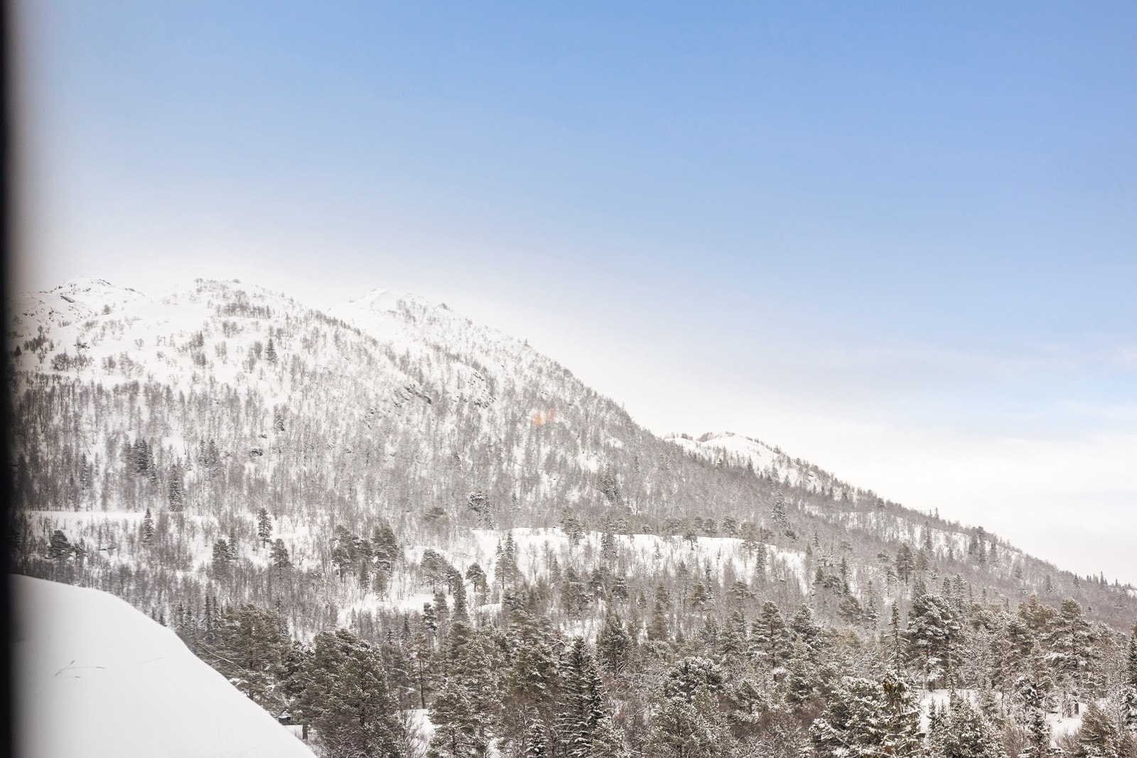 Fra stuevinduene er det nydelig utsikt over Raulandsfjell, Langfjellene, Brattskar, Løyningnuten m.m Galleribilde