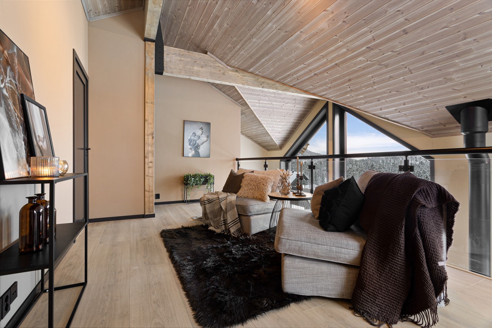 Svært trivelig loftstue i andre etasje med god plass til sofamøblement, noe som gir ekstra spillerom og privatliv for barnefamilier Galleribilde