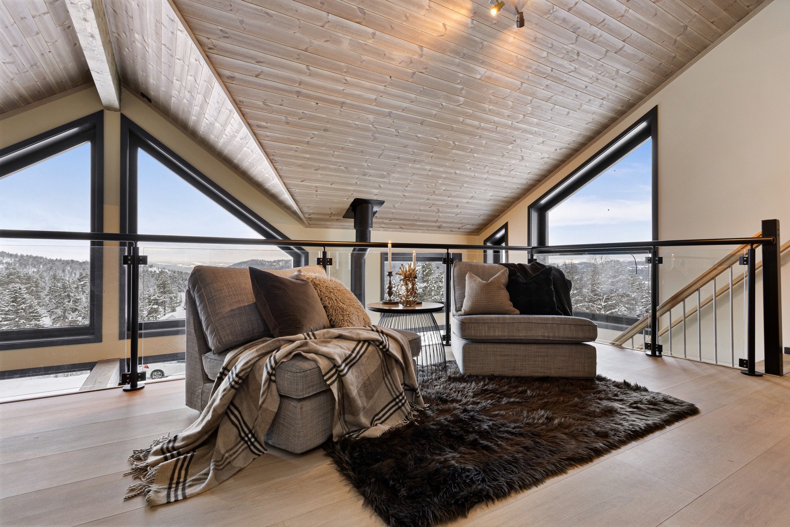 Stuen har et romslig og hyggelig areal hvor barn og gjester kan trekke seg tilbake på kvelden. Galleribilde