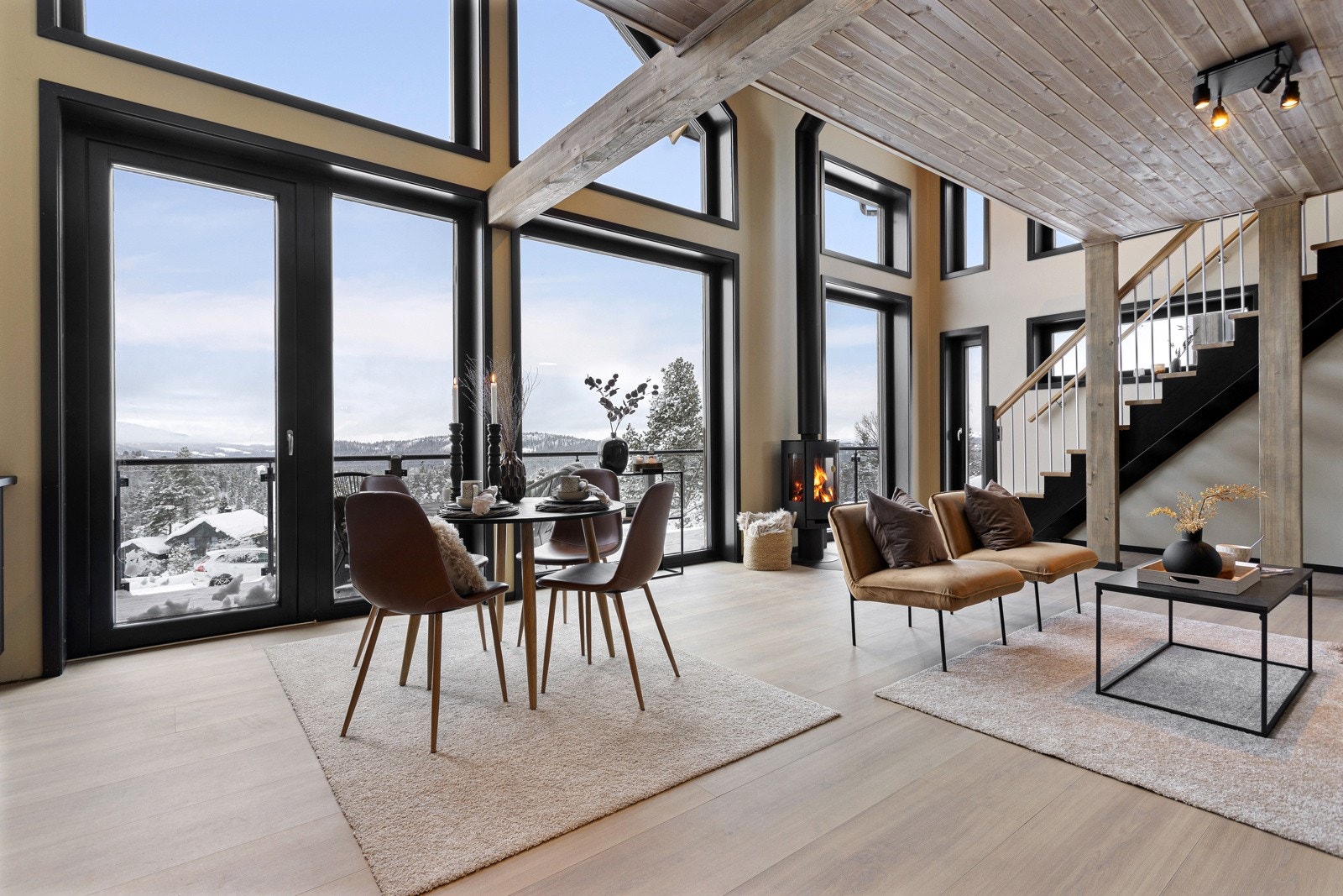 Stuen oppleves som et svært innbydende rom med sjenerøse vindusflater, noe som balanserer godt mot lysmalte vegger Galleribilde