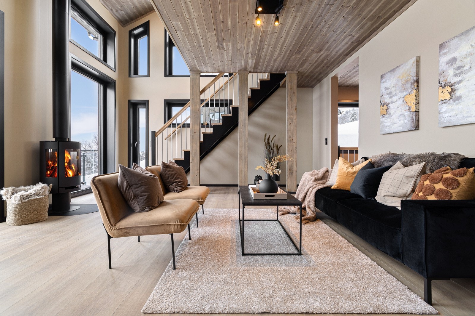 Stuen er av god størrelse og er innredet med flere sitteavdelinger, hvor man fra begge soner kan nyte synet av flammene Galleribilde