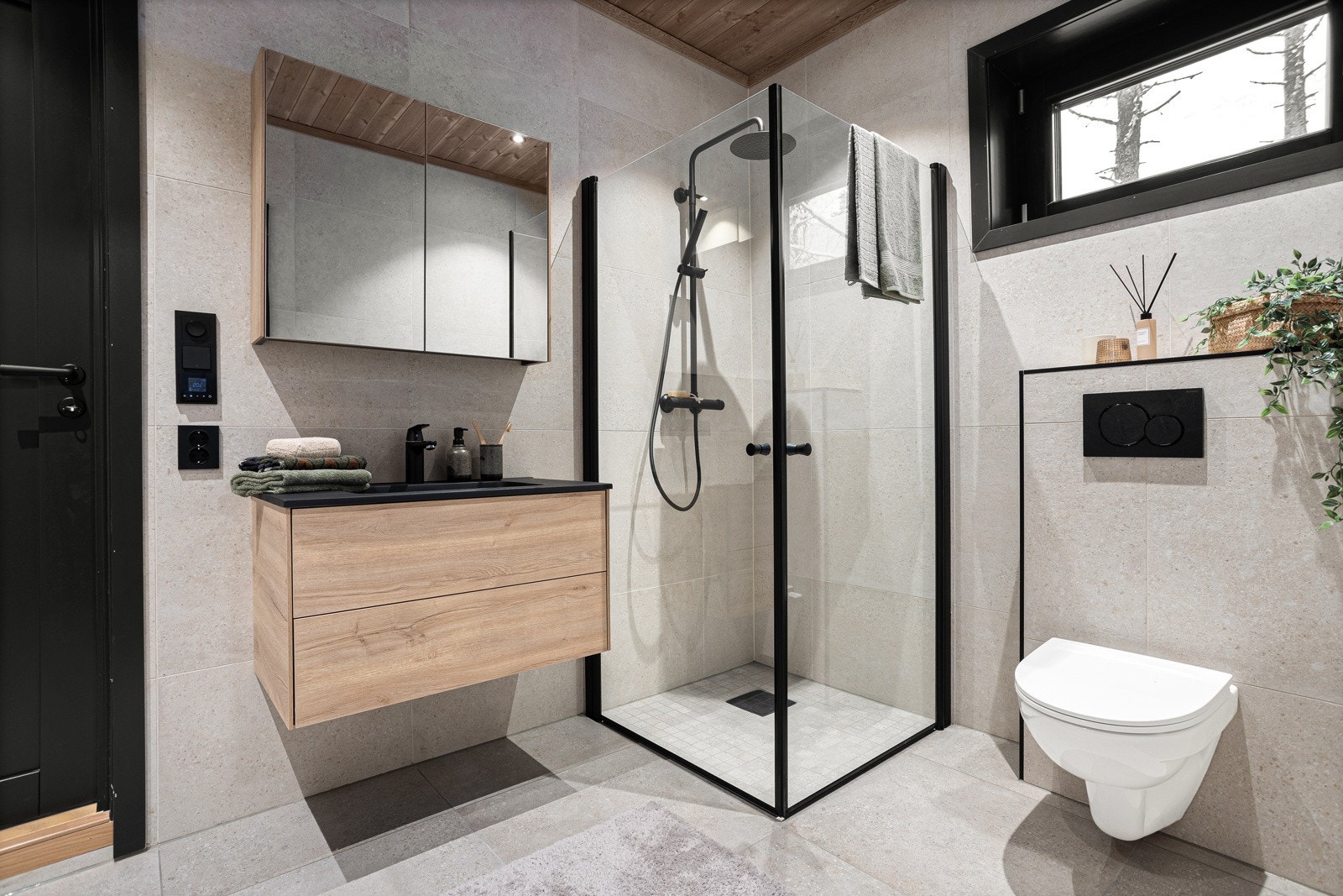 Hytta inneholder to lekre bad med alle fasiliteter, et bad i hver etasje. Badet i første etasje inneholder servant i innredning, toalett og dusjnisje med waterfall-armatur. Galleribilde