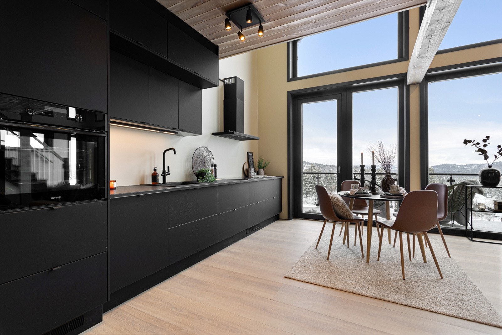 Det er rikelig med plass for spisestue på kjøkkenet hvor man kan hvile øynene på den flotte utsikten over fjellrekkene. Galleribilde