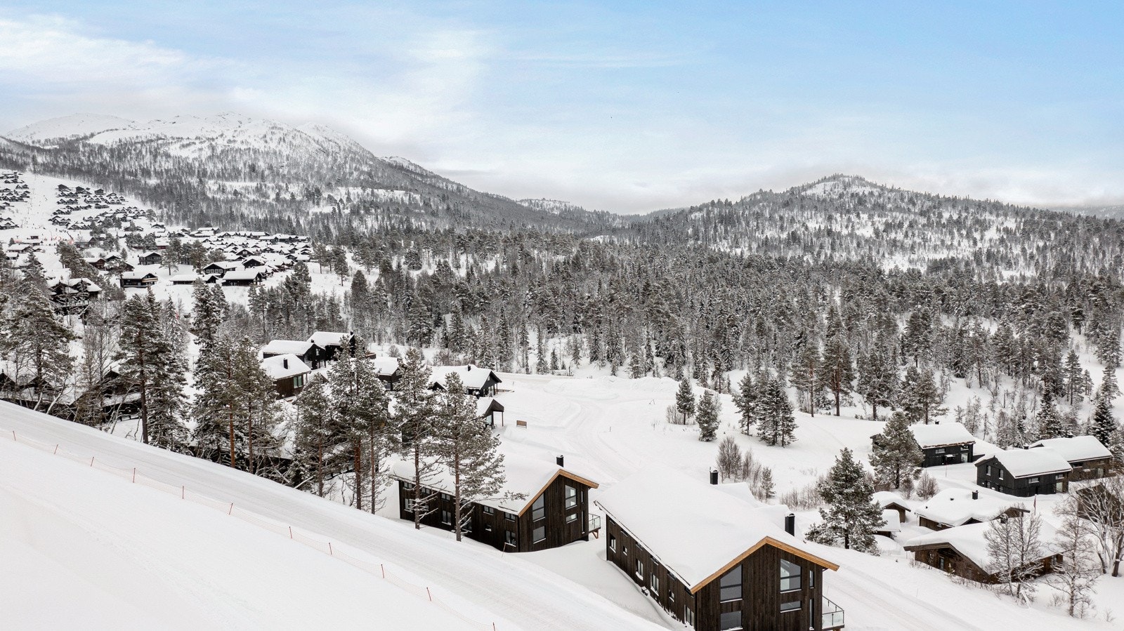 Fjellsteggen er et nyere hyttefelt med det beste Rauland har å tilby. Fra hytta kan man spenne på seg skiene ved utgangsdøren og skli rett ut i alpinbakken Galleribilde