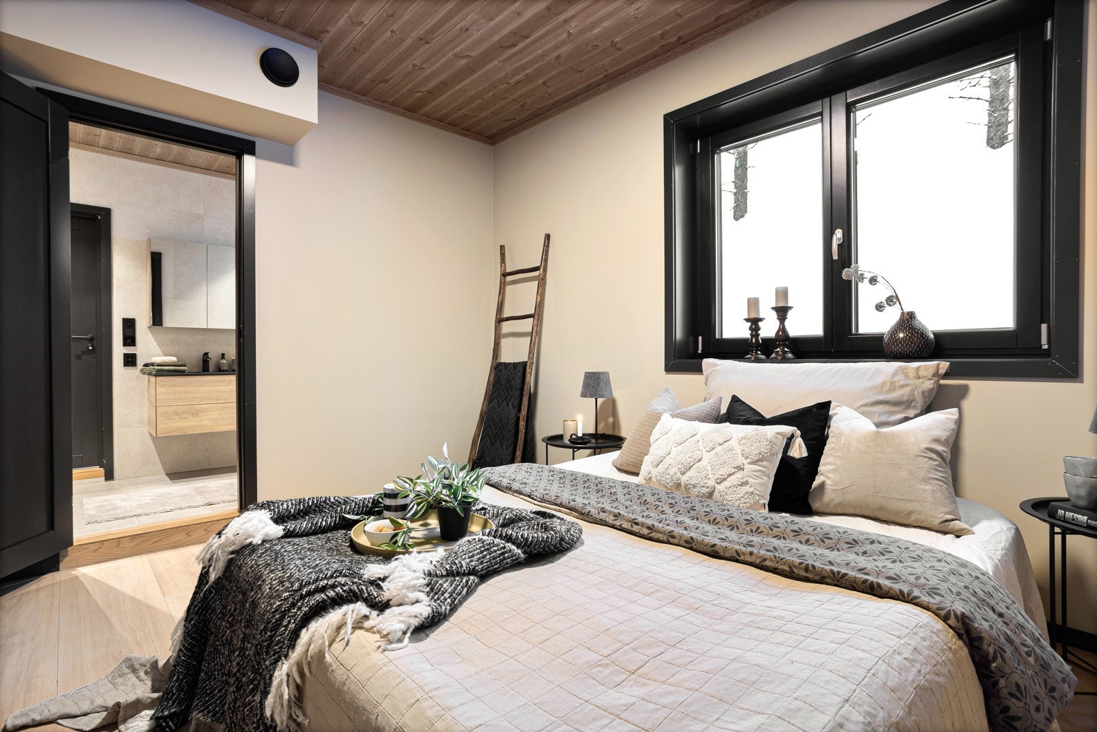 Hovedsoverommet ligger tilbaketrukket i første etasje med eget bad. Hovedsoverommet er innredet med dobbeltseng og har plass til garderobeskap. Galleribilde