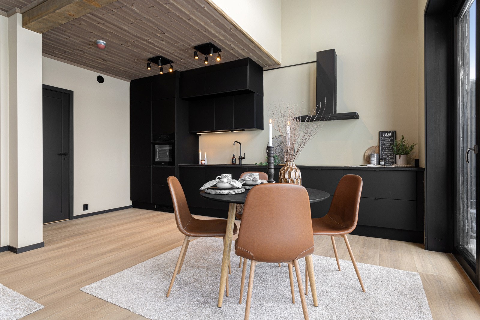 Svært innbydende og lekkert kjøkken med innredning med moderne sorte fronter Galleribilde