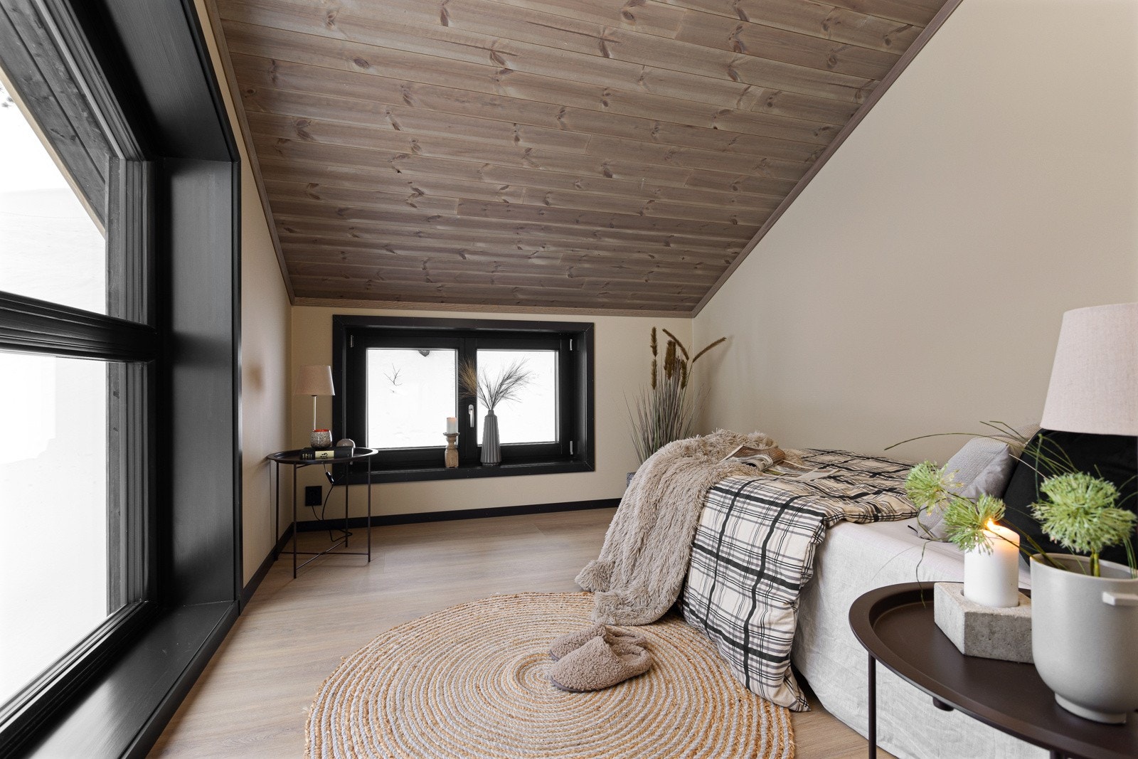 Fritidsboligen har tre pene soverom i 2. etasje. Soverom II Galleribilde