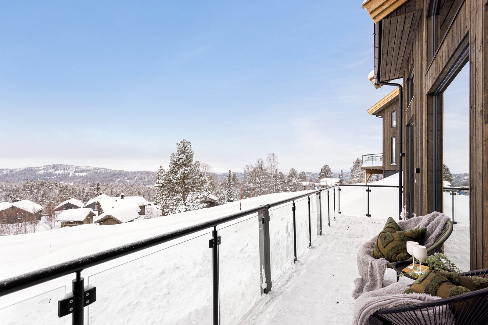 Hytta er nydelig utført med eksklusive innredninger og svært gjennomførte farge- og materialvalg. Fra hytta kan man nyt skue over Langfjellene, Raulandsfjell, se hyttelysene borte ved Holtardalen, Løyningnuten m.m Galleribilde