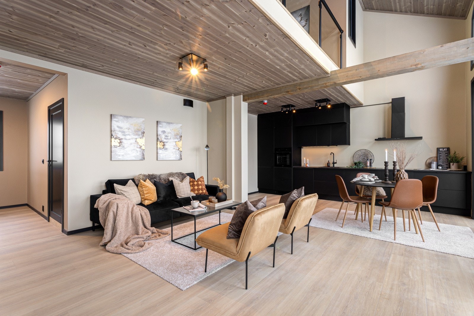 Kjøkkenet ligger åpent mot stuen slik at rommet oppleves som et sosialt og hyggelig allrom for hele familien. Galleribilde