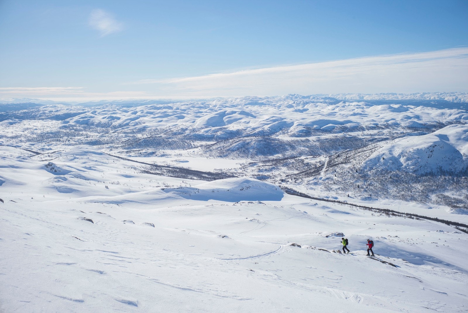 Bakenfor hytta ligger vakre Silkedalen. Nydelig skiløype 1100 moh. Skiløypa henger sammen med løypenettet forøvrig, som er 150 km langt Galleribilde